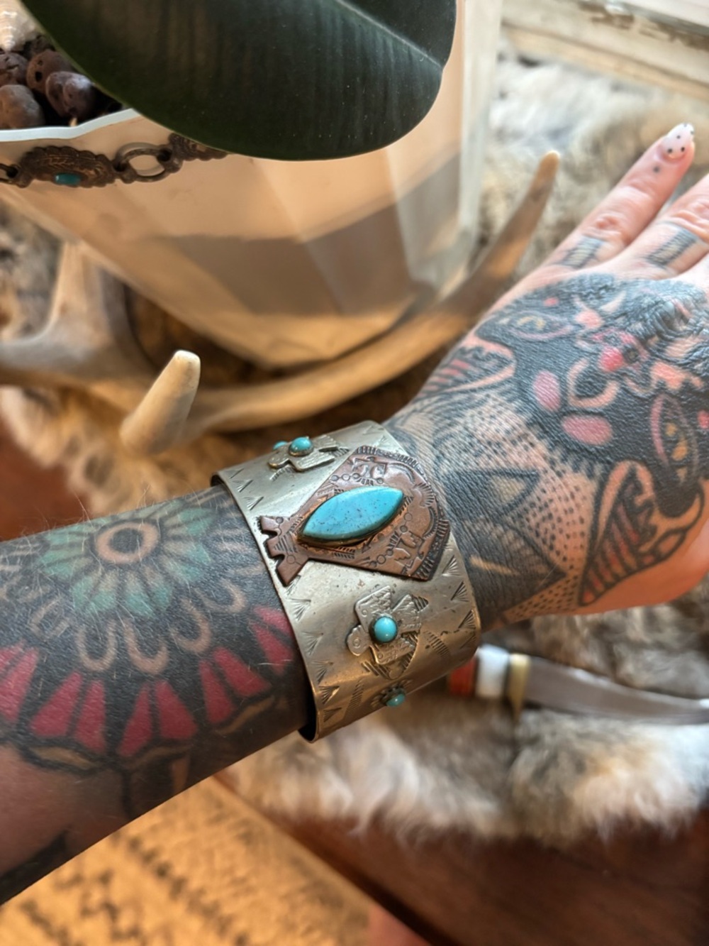 Southwestern Navajo Silver Cuff with Turquoise stones and thunderbird designs - Picture 5 of 5